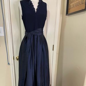 This gorgeous Jessica Howard long satén navy blue satin dress
